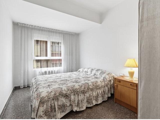 Amplio piso en buen estado de 4 habitaciones en Valencia