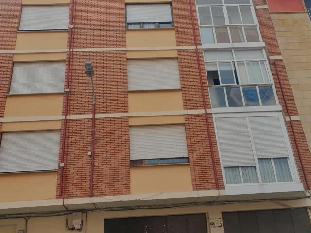 Amplio Piso en el Corazón de Ponferrada Oportunidad para Reformar