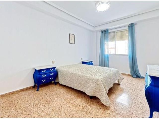 ¡ Amplio piso en la zona de Peset Aleixandre para larga estancia !