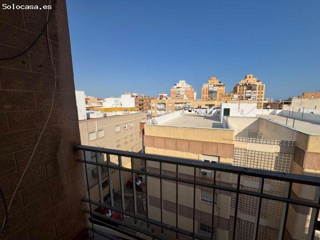 Amplio Piso en Los Ángeles, Almería ¡Oportunidad de Reforma!