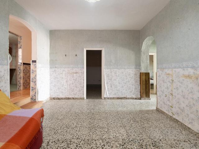 Amplio piso en Málaga con terraza y parking Oportunidad de reforma