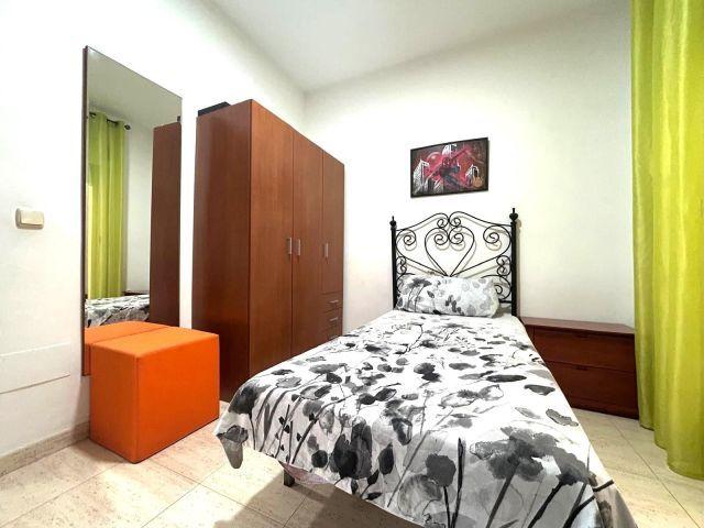 Amplio Piso en Playa La Caracola, Adra Ideal para Vivir