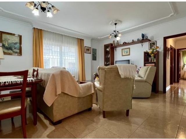 Amplio piso en planta baja junto al centro de Chiclana – 4 dormitorios y listo para entrar a vivir
