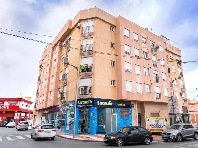 Amplio Piso en Roquetas de Mar, Ideal para Entrar a Vivir