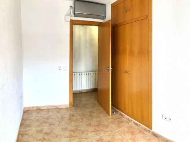 Amplio piso exterior de 122 m2 en calle Serrería, edificio con jardín y ascensor a cota suelo, muy l