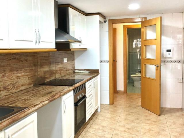 Vivienda familiar luminosa con garaje en edificio con jardín privado — Calle Serrería, Valencia