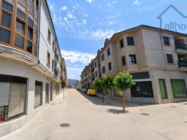 Amplio piso listo para entrar a vivir con garaje, trastero y bajos gastos de comunidad en Goián Tomiño