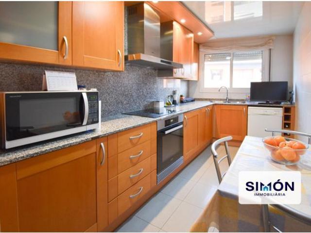 Amplio piso luminoso de 3 habitaciones dobles, 2 baños, con parking y trastero en Las Bases!