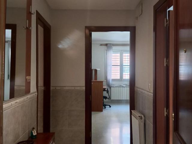 AMPLIO PISO PARA ESTUDIANTES CON CAMAS DE DOBLES