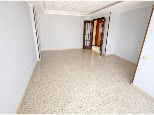 AMPLIO PISO PARA REFORMAR EN URB. SAN CARLOS, 3ª PLANTA SIN ASCENSOR, CHICLANA