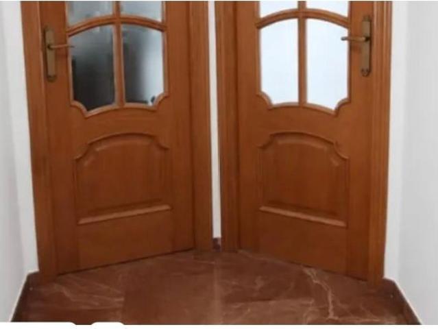 ¡Amplio piso reformado de 4 dormitorios con terraza, patios y chimenea junto al Córdoba Center!