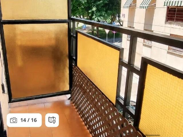 ¡Amplio piso reformado de 4 dormitorios con terraza, patios y chimenea junto al Córdoba Center!