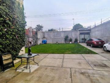Amplio terreno comercial y sobre avenida principal
