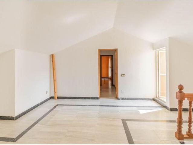 Amplio y céntrico ático con terraza y vistas al mar en Fuengirola