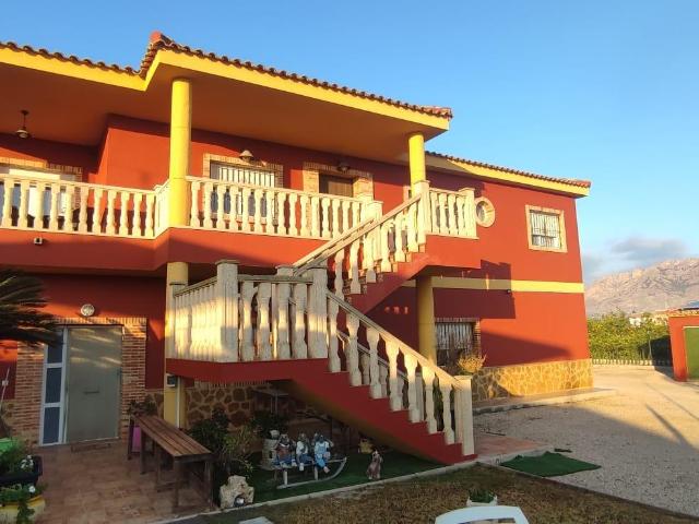 Magnífica villa 253 m2 – 1200 m2 de parcela con 5 dormitorios, 3 baños y 2 cocinas, a 3 km del centro de Orihuela