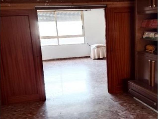 AMPLIO Y EXTERIOR CON 4 DORMITORIOS Y CHIMENEA
