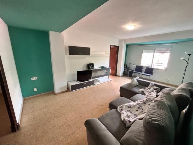 Amplio y Luminoso 4 Hab 2 Baños Terraza Balcón Ascensor Piso en Sant Marcellí, Valencia por solo €195,000