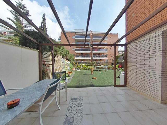 Amplio y Luminoso Apartamento en el Corazón de Salou con Jardín Privado
