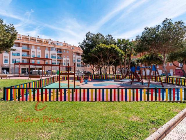 Amplio y luminoso piso con terraza y plaza de garaje en Las Marinas, Roquetas de Mar