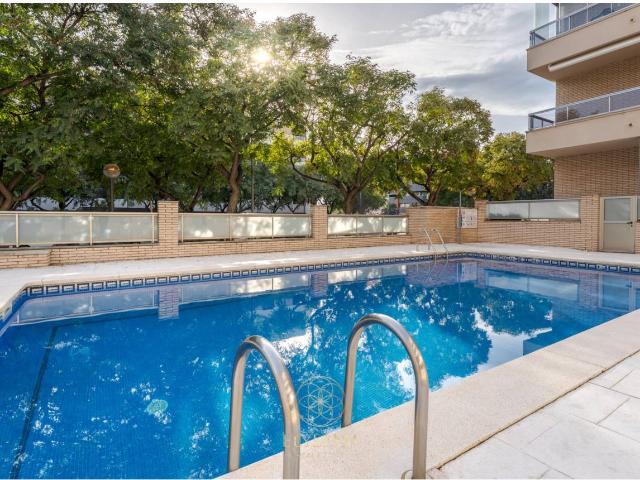 Amplio y luminoso piso con piscina, parking y alta eficiencia energética en Avinguda de la Llosa – Cambrils