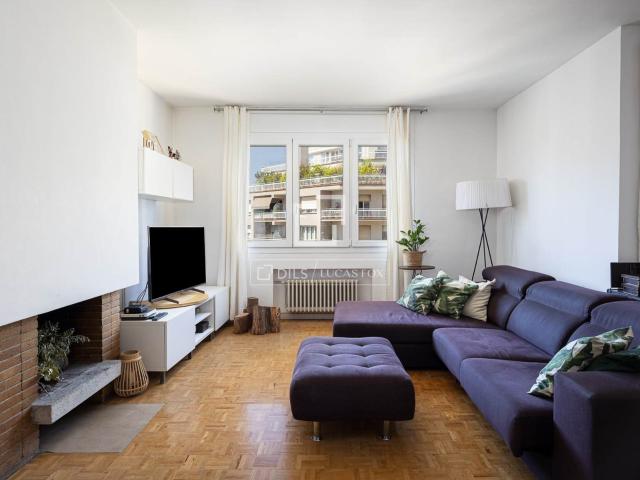 Amplio y luminoso piso en una sexta planta con terraza en un. 162m² Barcelona
