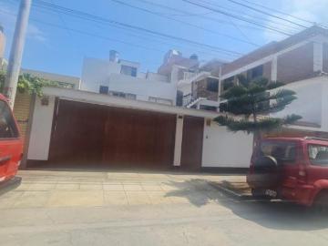 AMPLIA CASA 185M2 A.T 3 PLANTAS 5 DORMITORIOS 3 COCHERAS URB. MACARENA