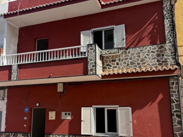 AMPLIA CASA TERRERA DE 4 DORMITORIOS UBICADA EN LA CAMELLA