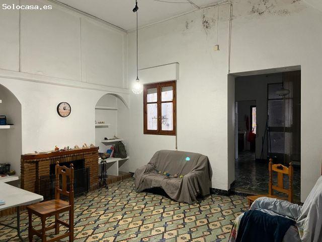 Amplia casa a 2 calles en Daimuz
