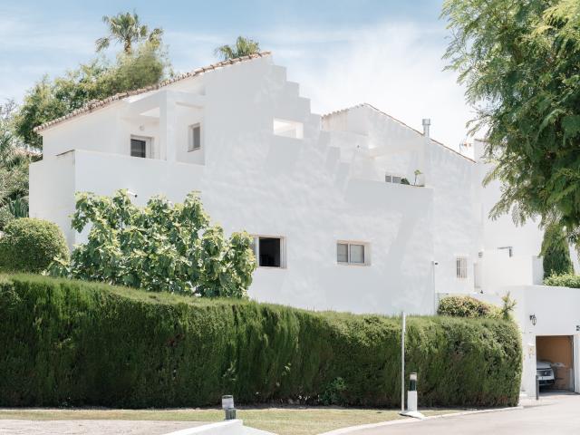 Amplia casa adosada con sensación de villa en Señorío de Cortés