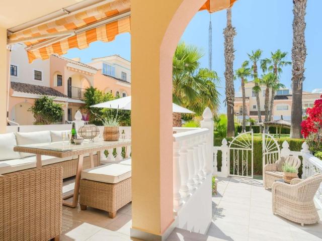 Amplia casa adosada con solárium privado cerca de la playa en Punta Prima