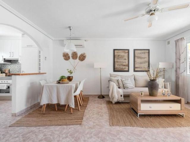 Amplia casa adosada con solárium privado cerca de la playa en Punta Prima