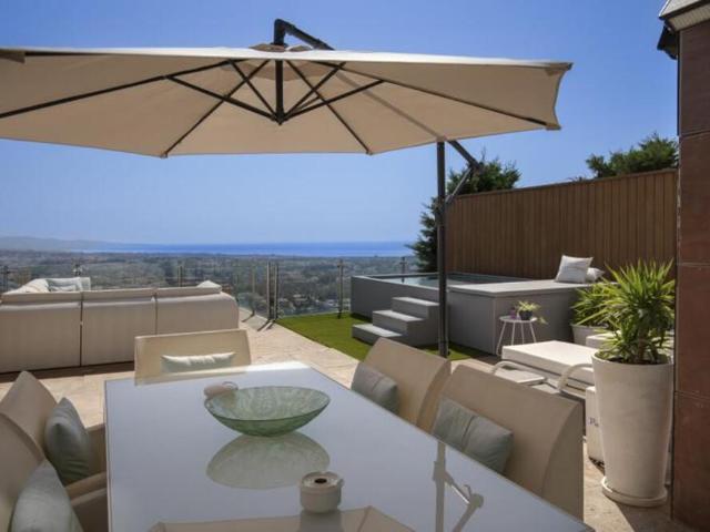 Amplia Casa Adosada de Varios Niveles con Piscina Privada y Vistas al Mar