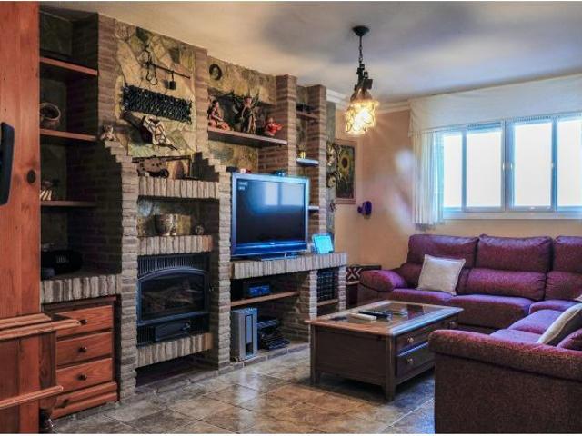 Amplia Casa Adosada de 3 Dormitorios con Terraza, Garaje y Piscina Comunitaria en Xarblanca, Marbell