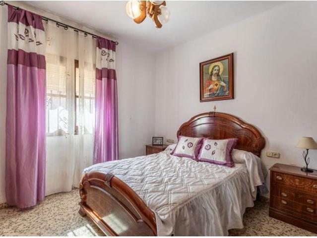 Amplia casa adosada de 5 dormitorios con patios, balcón y gran potencial en Jayena, Granada