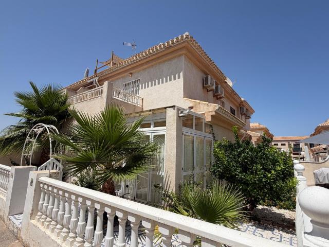 Amplia casa adosada en Playa Flamenca, cerca del Bulevar La Zenia