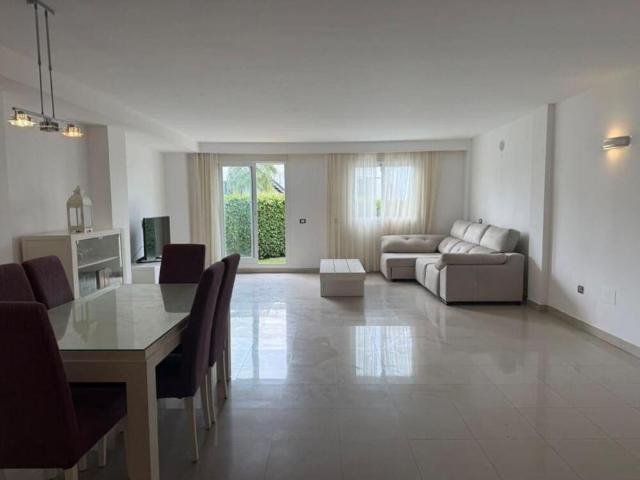Amplia casa adosada en una exclusiva comunidad de estilo resort