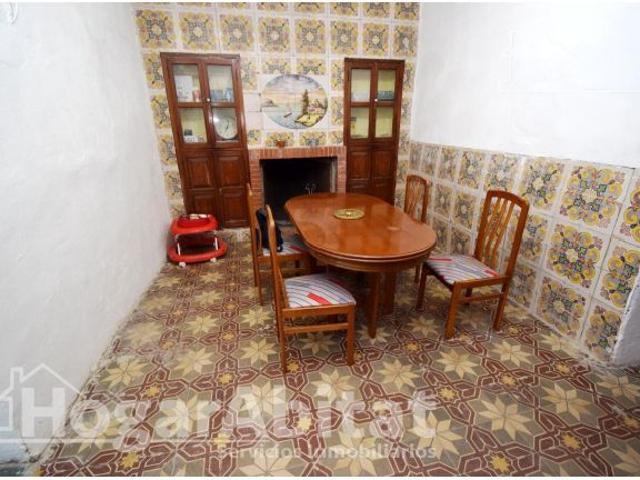 AMPLIA CASA CON 2 TERRAZAS Y GARAJE