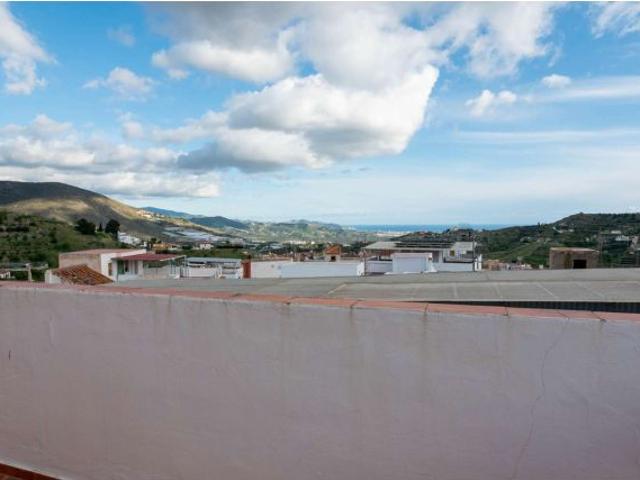 Amplia casa con cochera en venta en Molvízar