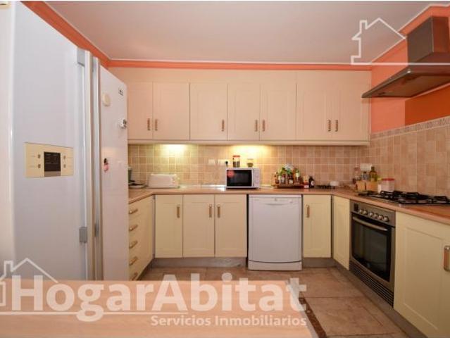 AMPLIA CASA CON BARBACOA, TRASTERO, PISCINA Y JARDÍN PRIVADO