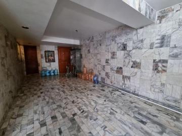 Se vende amplia casa con espacios funcionales en calle tranquila