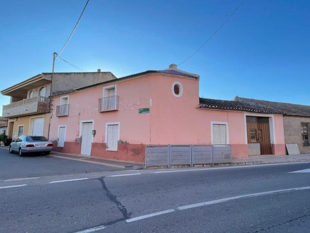 AMPLIA CASA CON FACHADA A DOS CALLES EN CUEVAS DE REYLLO