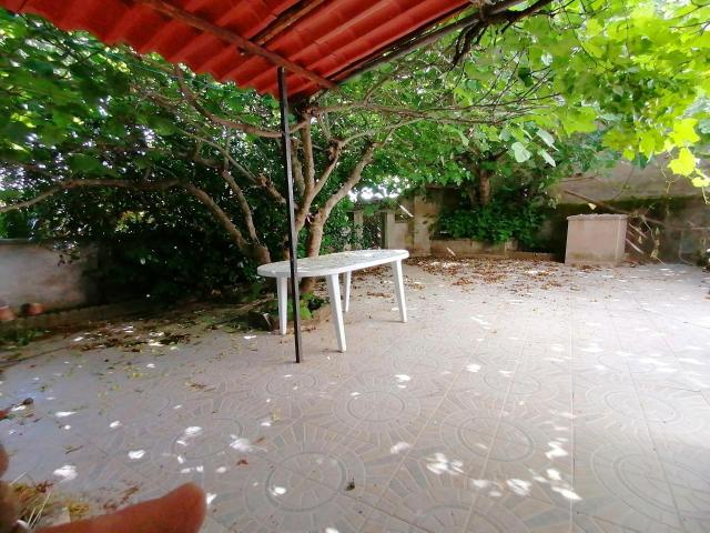 Amplia Casa con Patio en Hinojal Ideal para Reformar 60.000€