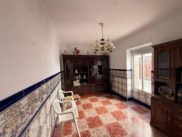 ¡ AMPLIA CASA CON PATIOS Y TERRAZA EN FERNAN NUÑEZ!