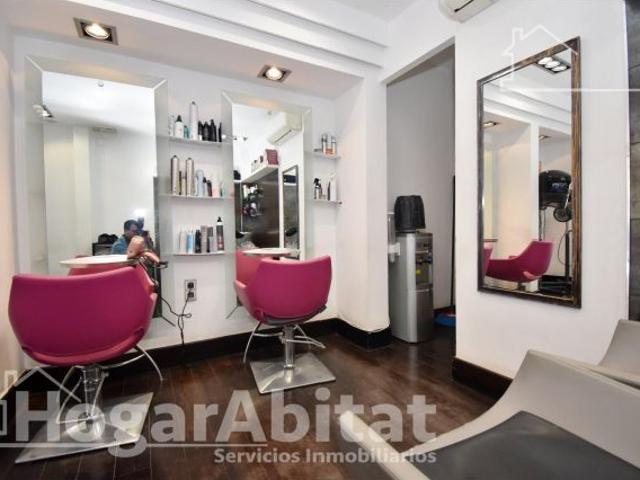 AMPLIA CASA CON TERRAZA Y MUCHAS POSIBILIDADES EN CASCO HISTÓRICO