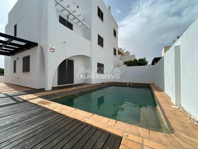 Amplia casa de 4 dormitorios con piscina privada en Almerimar