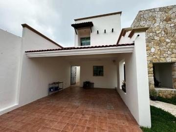 Amplia casa de 4 recámaras, amueblada, con piscina y bar, en Chuburná