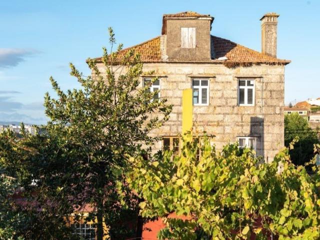 Amplia casa de 6 dormitorios y 3 baños en parcela de 825 m2. Jardín privado, calefacción individual y parking. ¡Tu hogar ideal te espera!