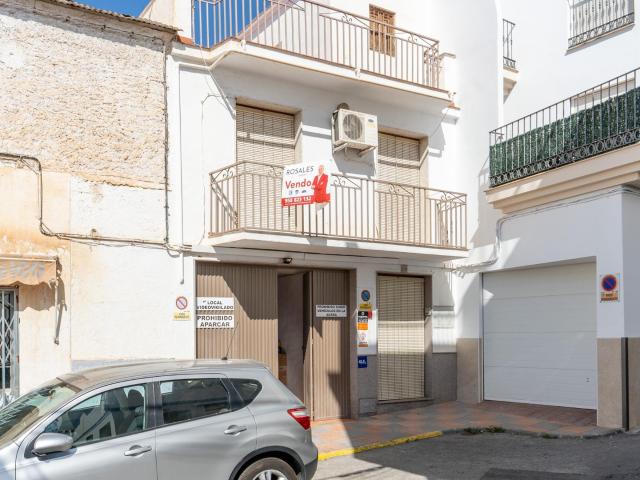 Amplia casa de 182 m2 en el centro de Molvízar