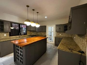 Amplia casa de 1 piso, con alberca, en zona privilegiada