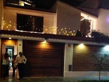 Amplia casa de 3 pisos con cochera, jardín, terrazas y doble acceso en San Martín de Porres